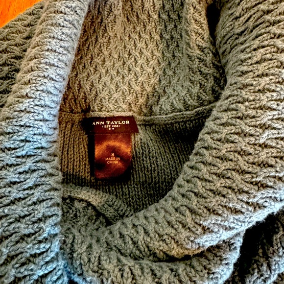 Sweater!! 👀 - Picture 2 of 5